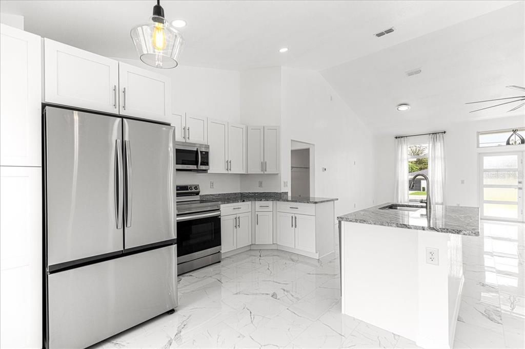 На продажу: $329,900 (3 спален, 2 ванн, 1778 Квадратных фут)