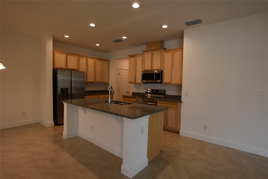 For Rent: $2,600 (4 beds, 2 baths, 1968 Square Feet)