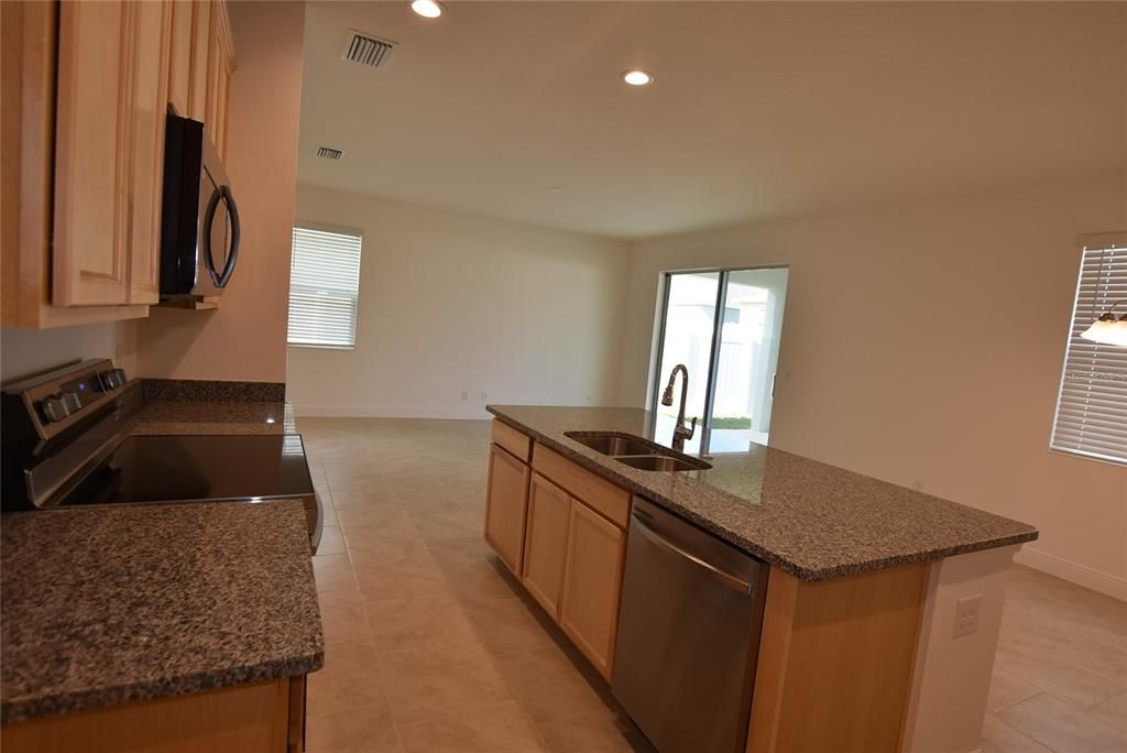 For Rent: $2,600 (4 beds, 2 baths, 1968 Square Feet)