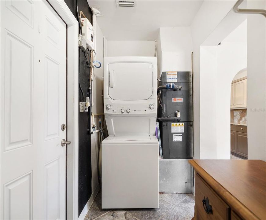 For Rent: $2,600 (2 beds, 1 baths, 1105 Square Feet)