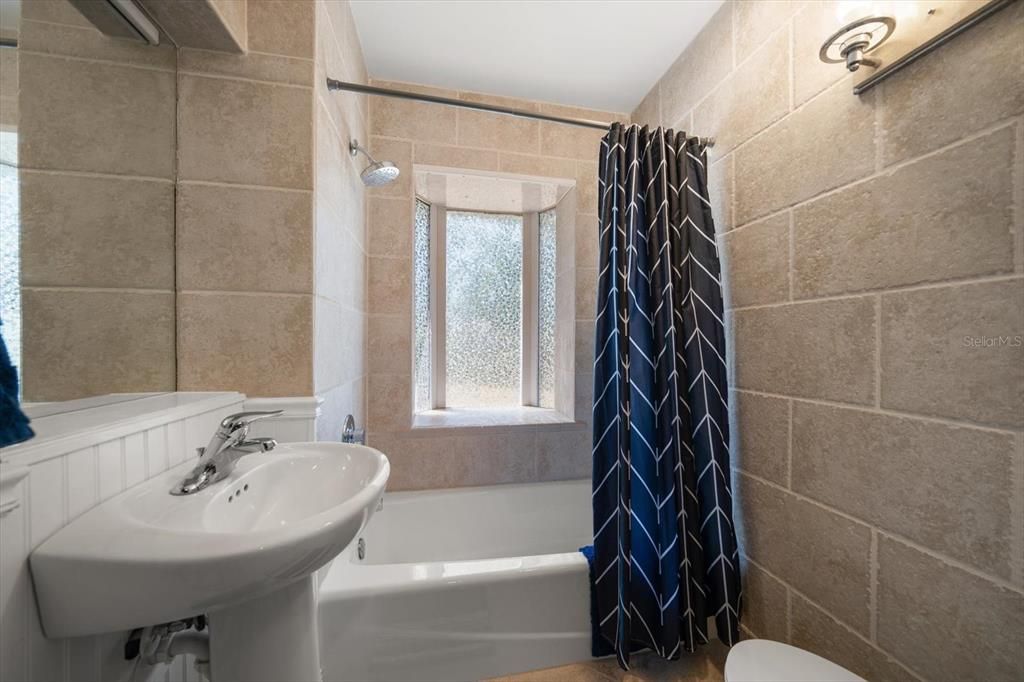 For Rent: $2,600 (2 beds, 1 baths, 1105 Square Feet)
