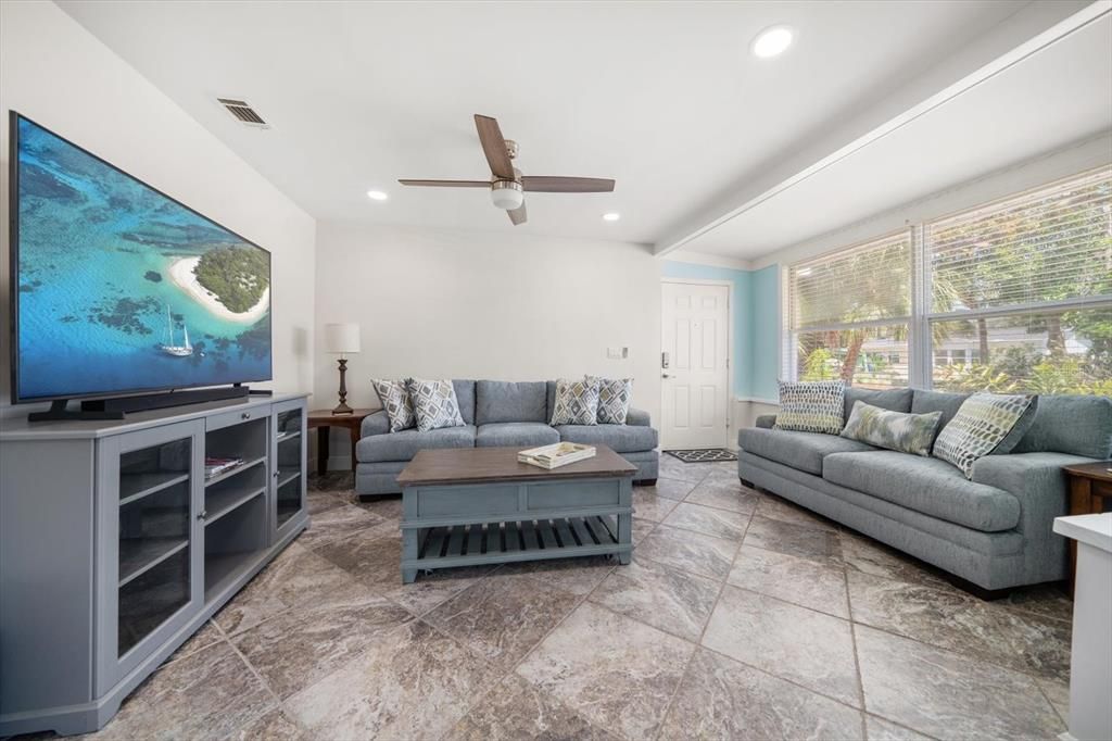 For Rent: $2,600 (2 beds, 1 baths, 1105 Square Feet)
