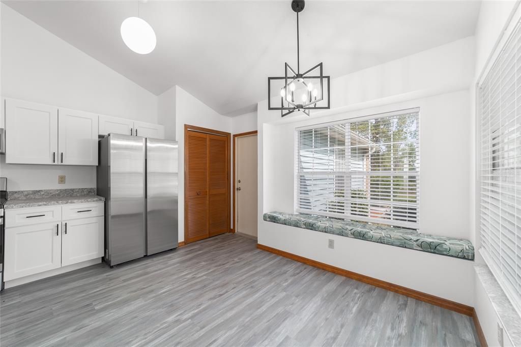 En Venta: $453,500 (4 camas, 3 baños, 2302 Pies cuadrados)