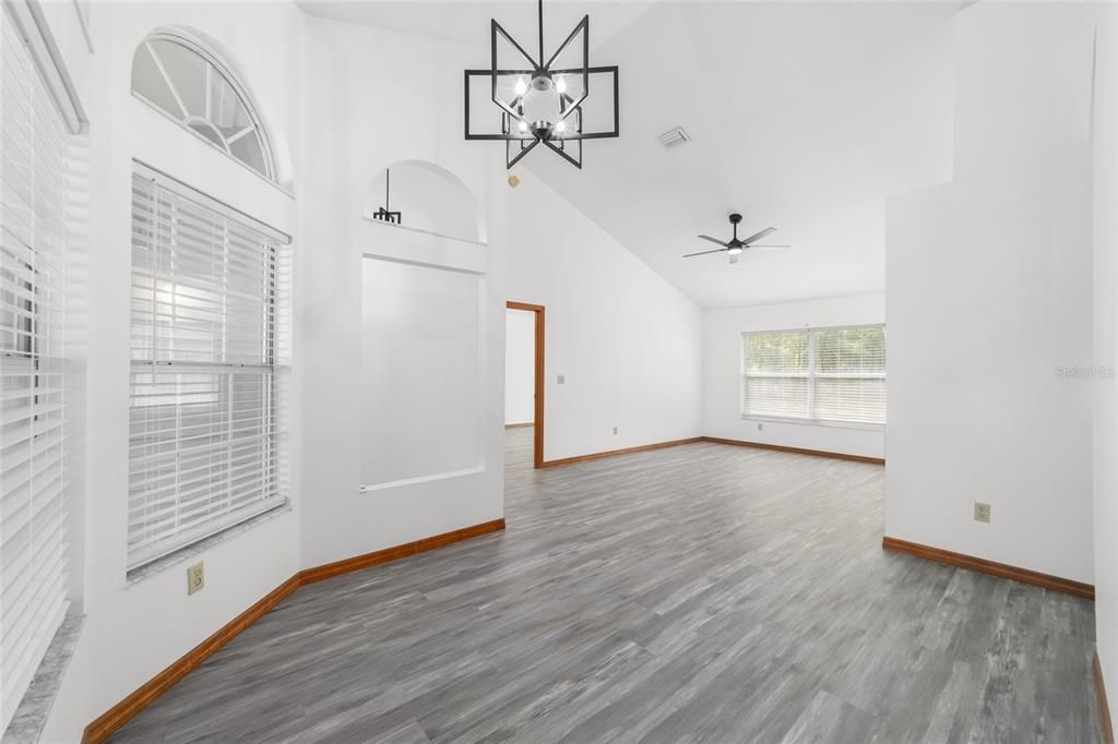 En Venta: $453,500 (4 camas, 3 baños, 2302 Pies cuadrados)