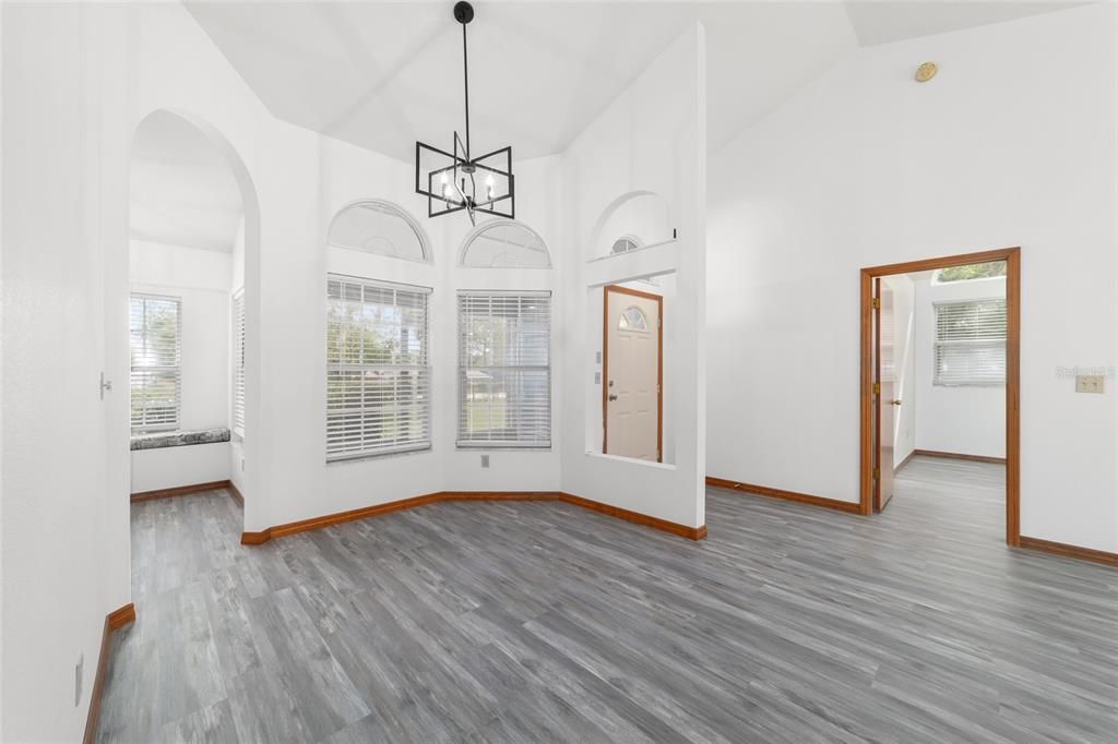 En Venta: $453,500 (4 camas, 3 baños, 2302 Pies cuadrados)