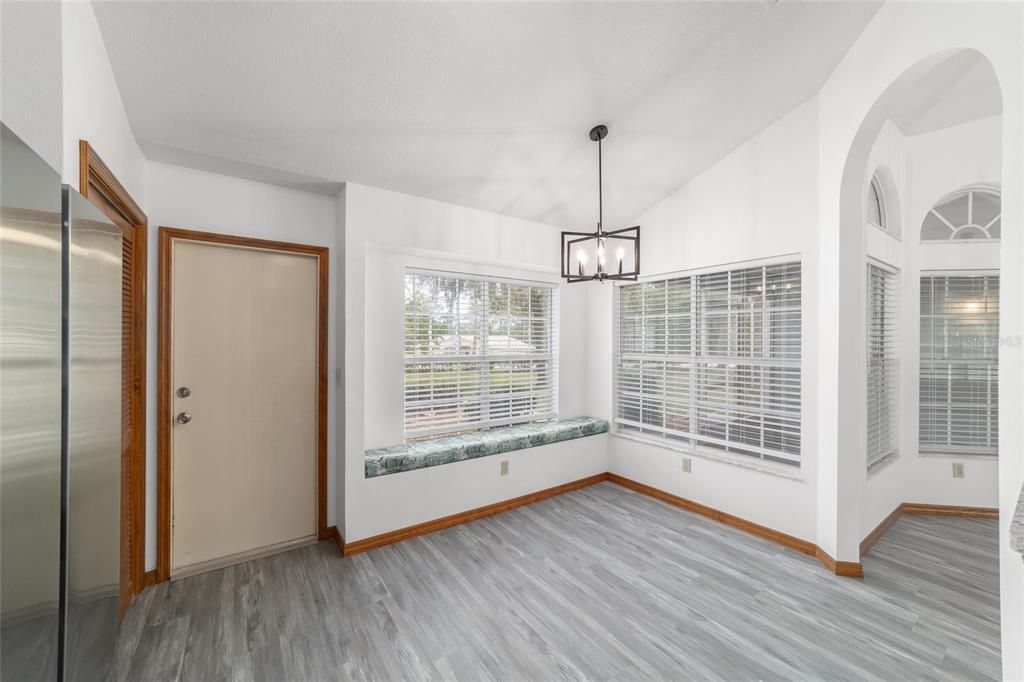 En Venta: $453,500 (4 camas, 3 baños, 2302 Pies cuadrados)