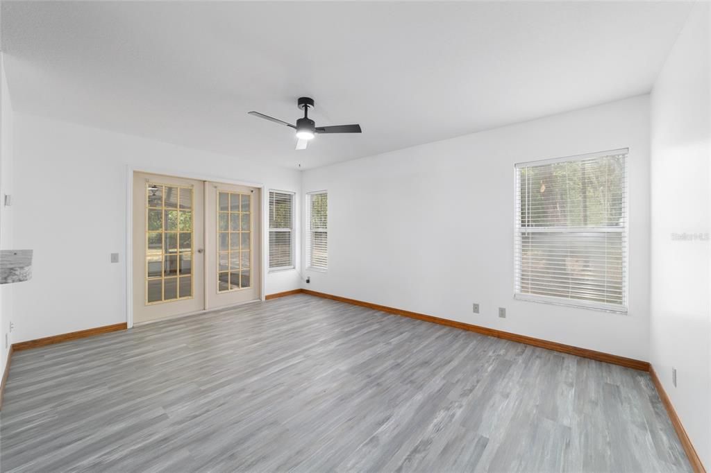 En Venta: $453,500 (4 camas, 3 baños, 2302 Pies cuadrados)