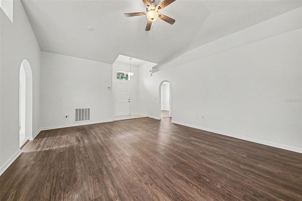 For Sale: $324,900 (3 beds, 2 baths, 1465 Square Feet)