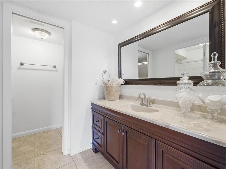 For Sale: $250,000 (2 beds, 2 baths, 1130 Square Feet)