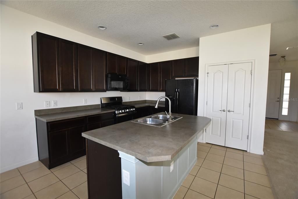 For Rent: $2,475 (4 beds, 2 baths, 2401 Square Feet)