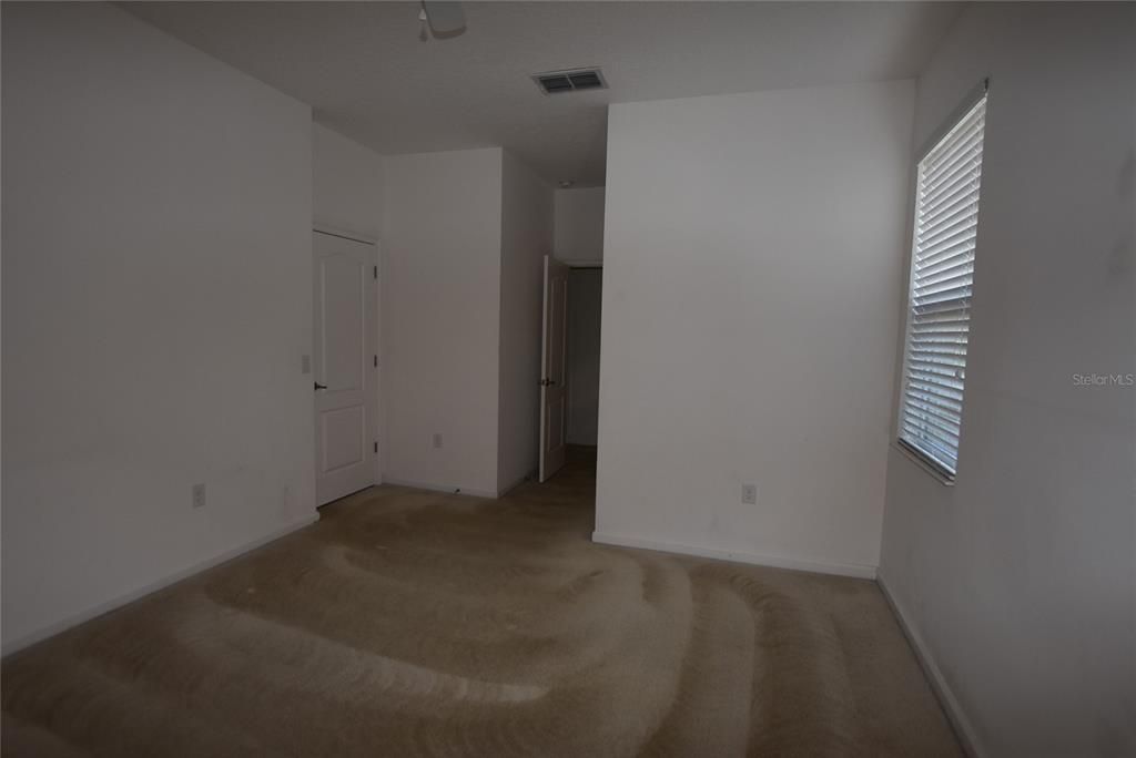 For Rent: $2,475 (4 beds, 2 baths, 2401 Square Feet)