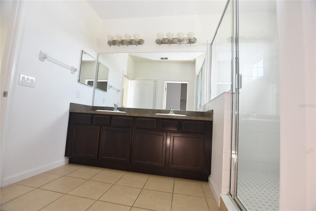 For Rent: $2,475 (4 beds, 2 baths, 2401 Square Feet)