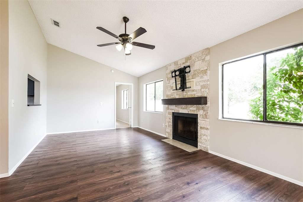 For Sale: $330,000 (3 beds, 2 baths, 1269 Square Feet)