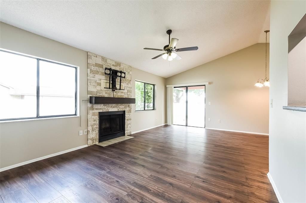 For Sale: $330,000 (3 beds, 2 baths, 1269 Square Feet)