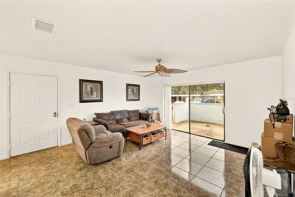 For Sale: $169,900 (2 beds, 2 baths, 975 Square Feet)