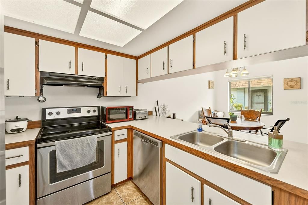 For Sale: $169,900 (2 beds, 2 baths, 975 Square Feet)
