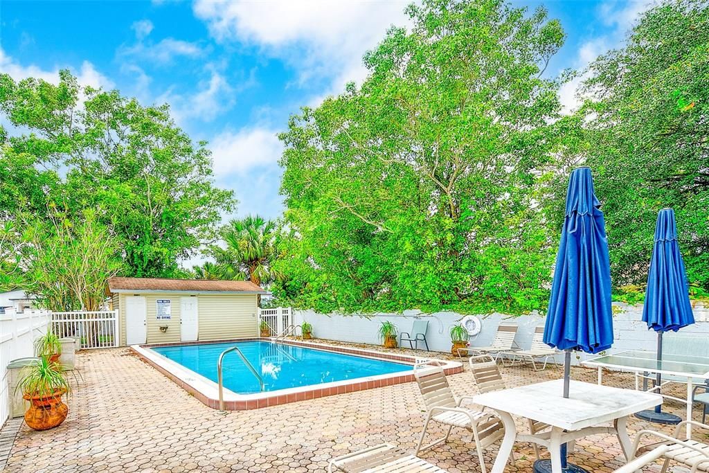 For Sale: $169,900 (2 beds, 2 baths, 975 Square Feet)