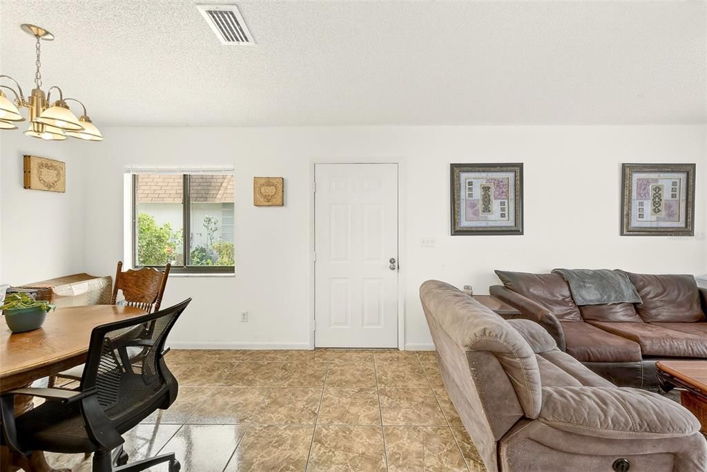 For Sale: $169,900 (2 beds, 2 baths, 975 Square Feet)