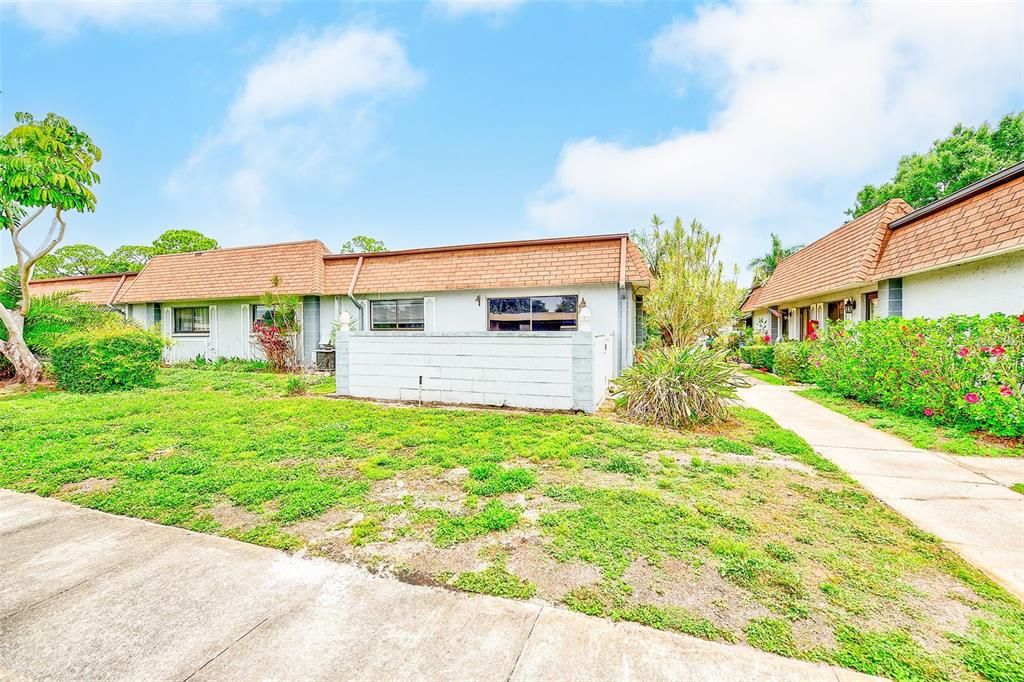 For Sale: $169,900 (2 beds, 2 baths, 975 Square Feet)