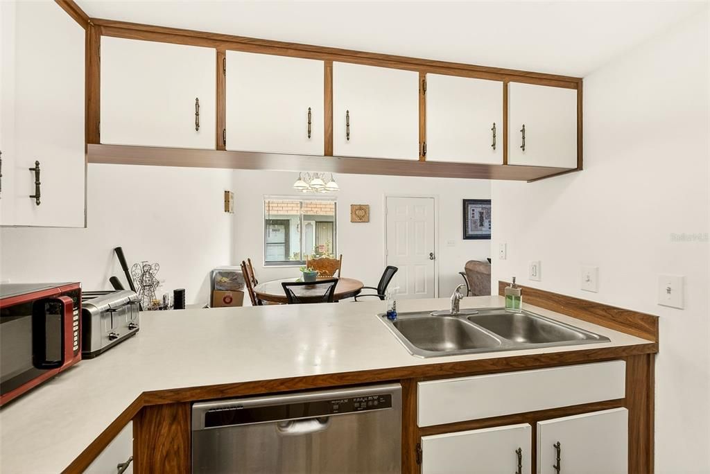 For Sale: $169,900 (2 beds, 2 baths, 975 Square Feet)