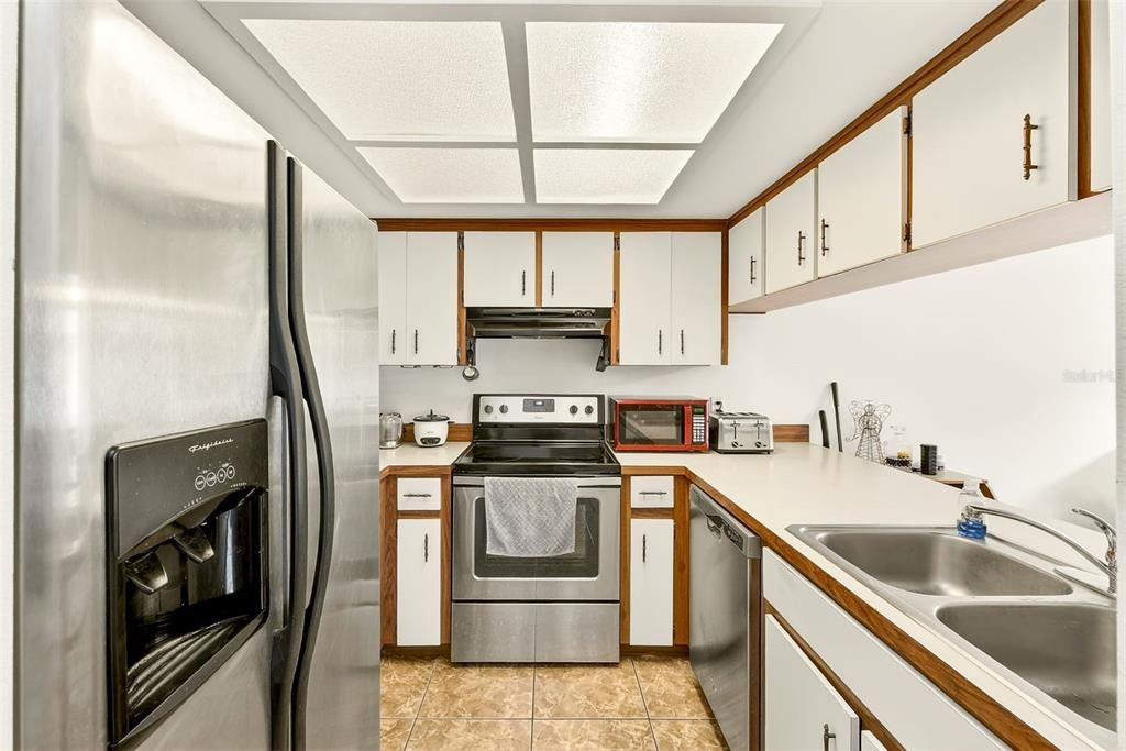 For Sale: $169,900 (2 beds, 2 baths, 975 Square Feet)