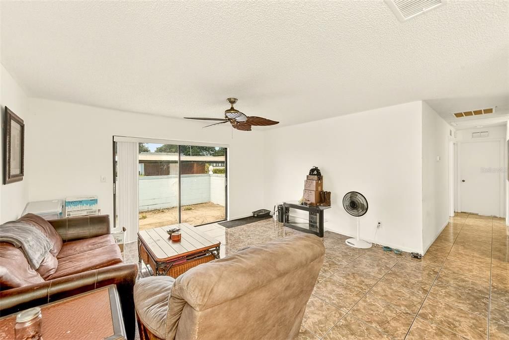 For Sale: $169,900 (2 beds, 2 baths, 975 Square Feet)