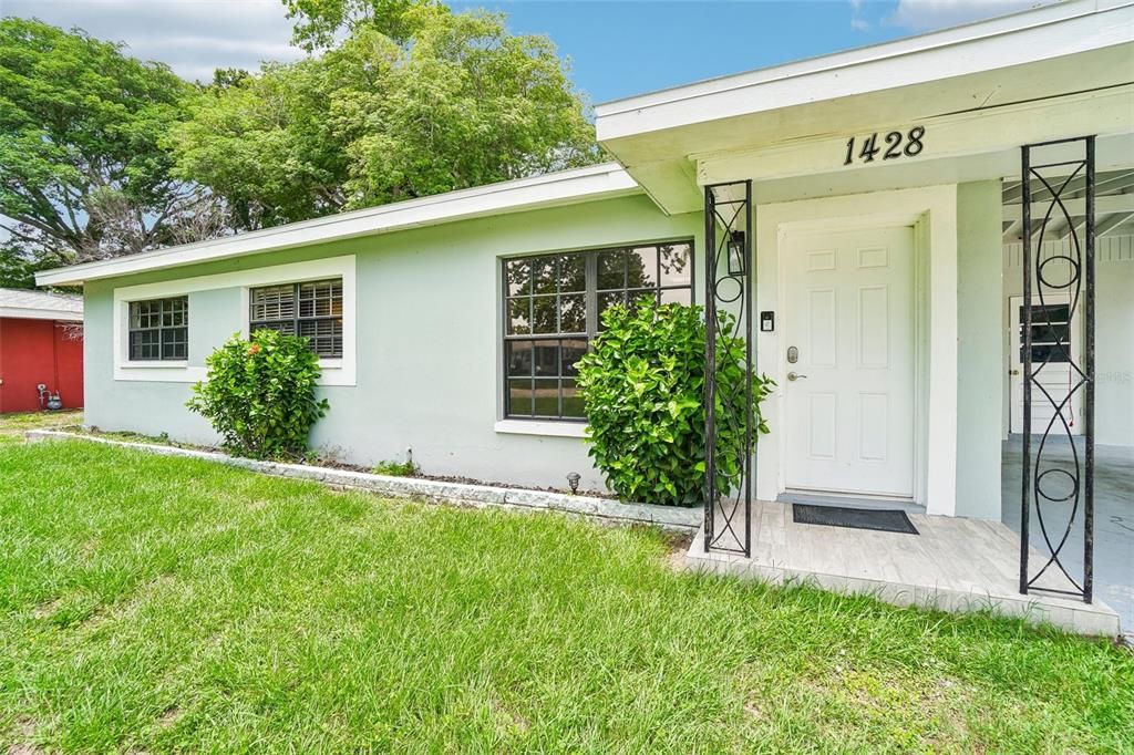 For Sale: $325,000 (3 beds, 1 baths, 936 Square Feet)