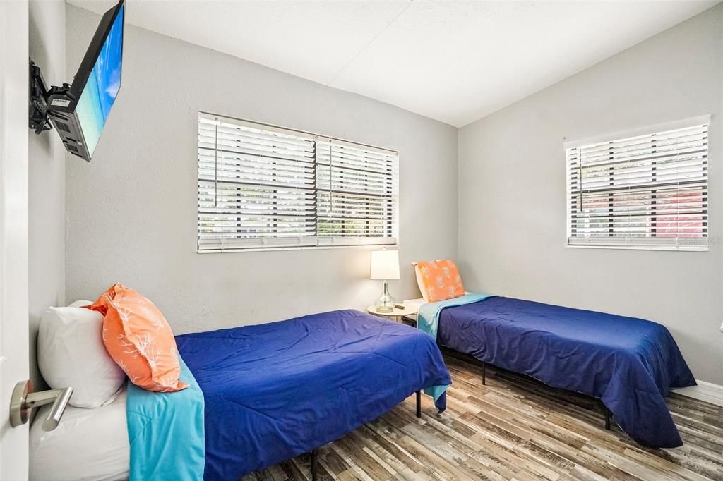 For Sale: $325,000 (3 beds, 1 baths, 936 Square Feet)