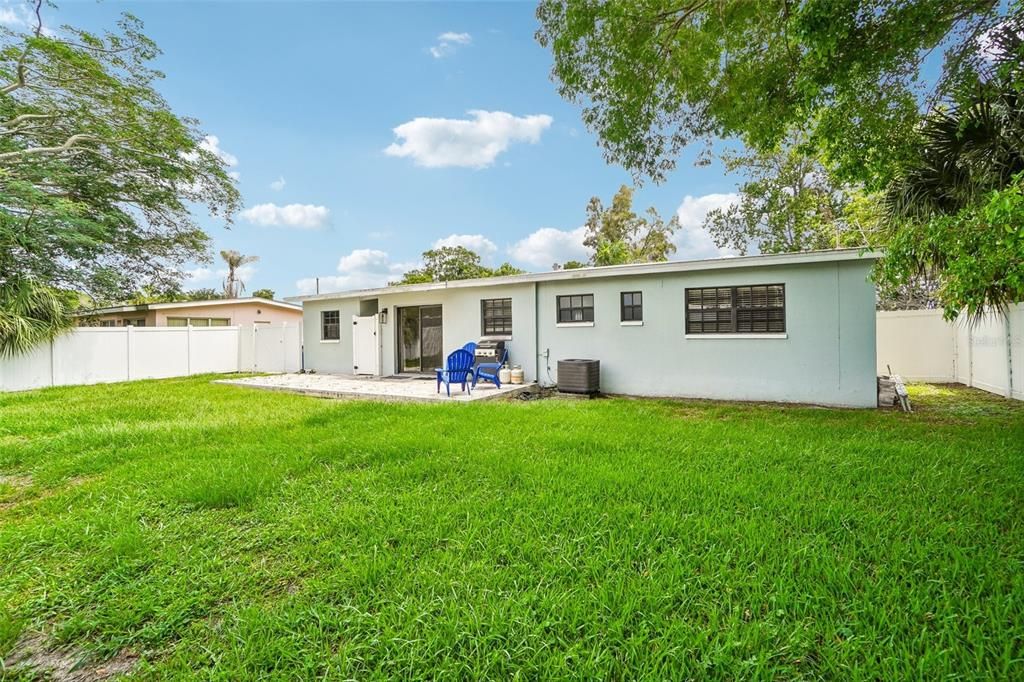 For Sale: $325,000 (3 beds, 1 baths, 936 Square Feet)