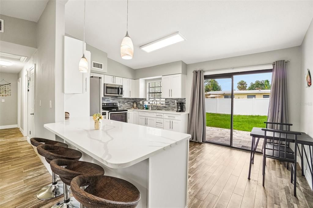 For Sale: $325,000 (3 beds, 1 baths, 936 Square Feet)