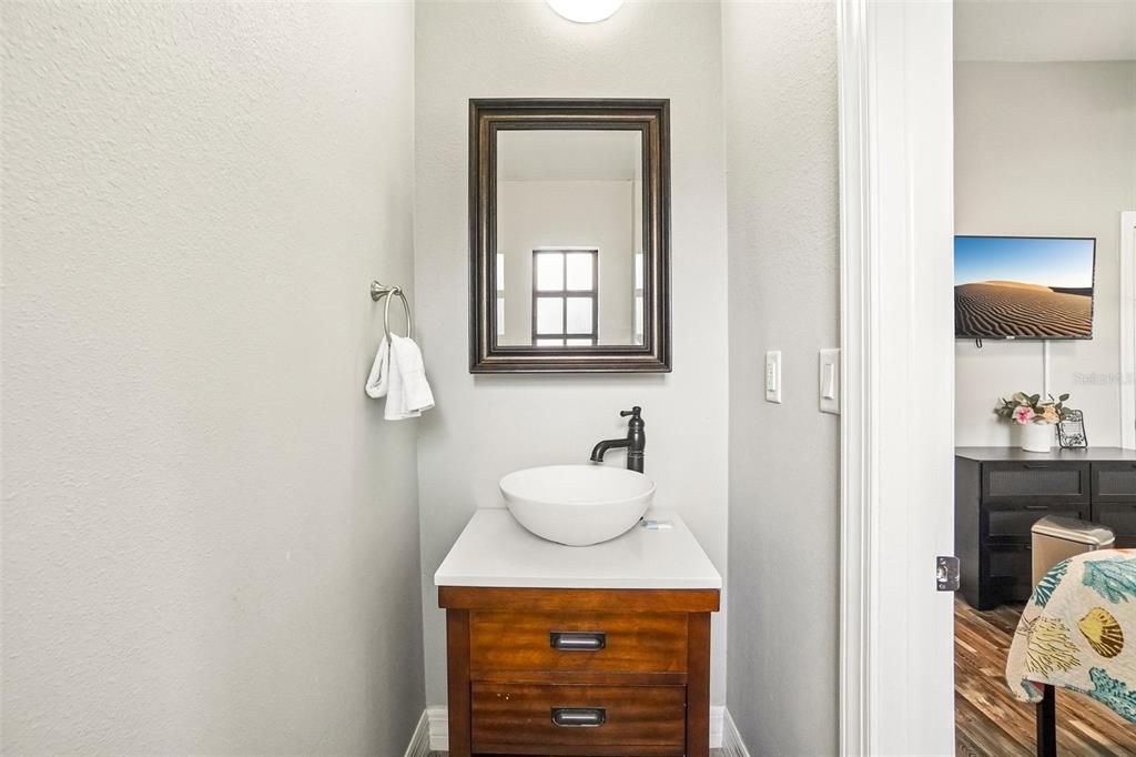 For Sale: $325,000 (3 beds, 1 baths, 936 Square Feet)