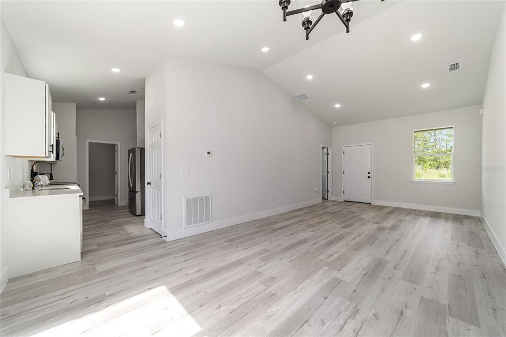 Activo con contrato: $209,900 (3 camas, 2 baños, 1140 Pies cuadrados)