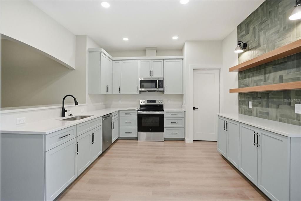 На продажу: $395,000 (4 спален, 2 ванн, 1655 Квадратных фут)