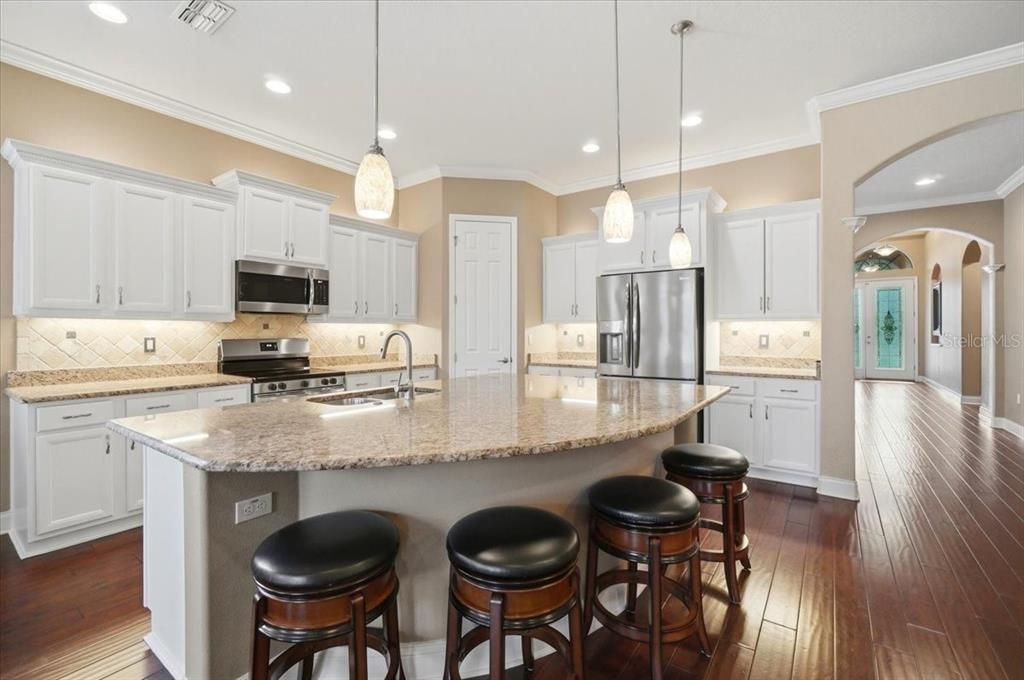 Activo con contrato: $499,000 (3 camas, 2 baños, 2259 Pies cuadrados)
