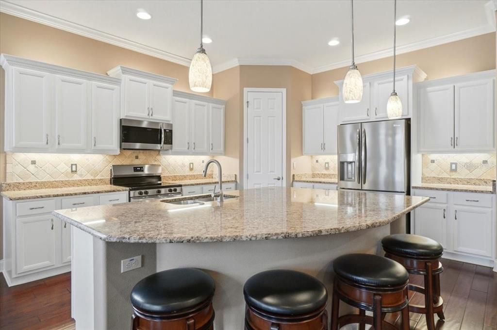 Activo con contrato: $499,000 (3 camas, 2 baños, 2259 Pies cuadrados)