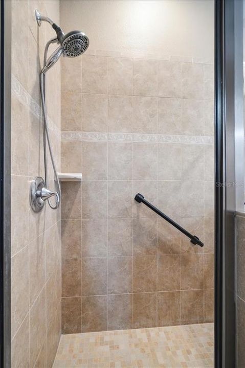 Activo con contrato: $499,000 (3 camas, 2 baños, 2259 Pies cuadrados)