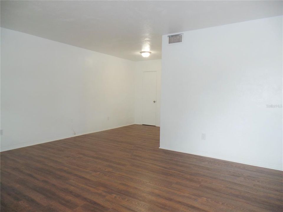 For Rent: $1,275 (1 beds, 1 baths, 725 Square Feet)