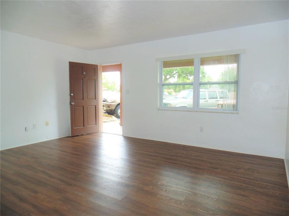 For Rent: $1,275 (1 beds, 1 baths, 725 Square Feet)