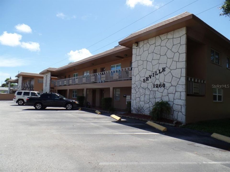 For Rent: $1,275 (1 beds, 1 baths, 725 Square Feet)