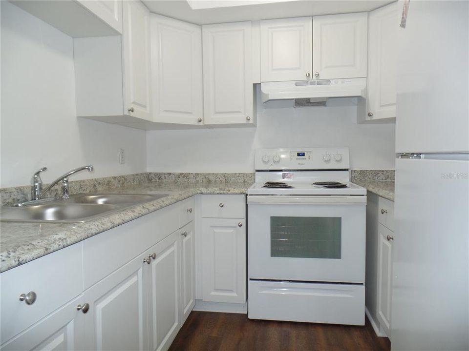 For Rent: $1,275 (1 beds, 1 baths, 725 Square Feet)
