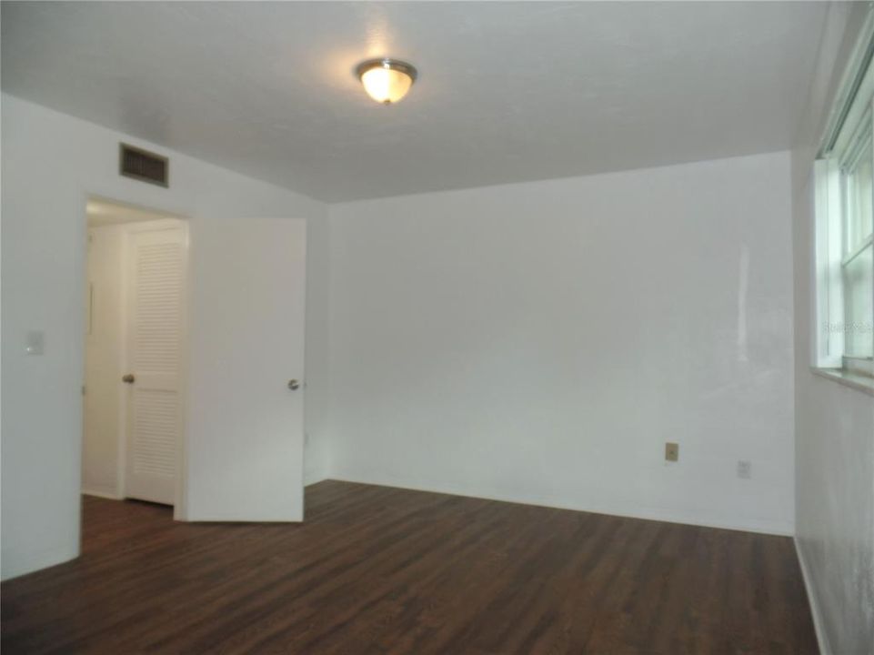 For Rent: $1,275 (1 beds, 1 baths, 725 Square Feet)