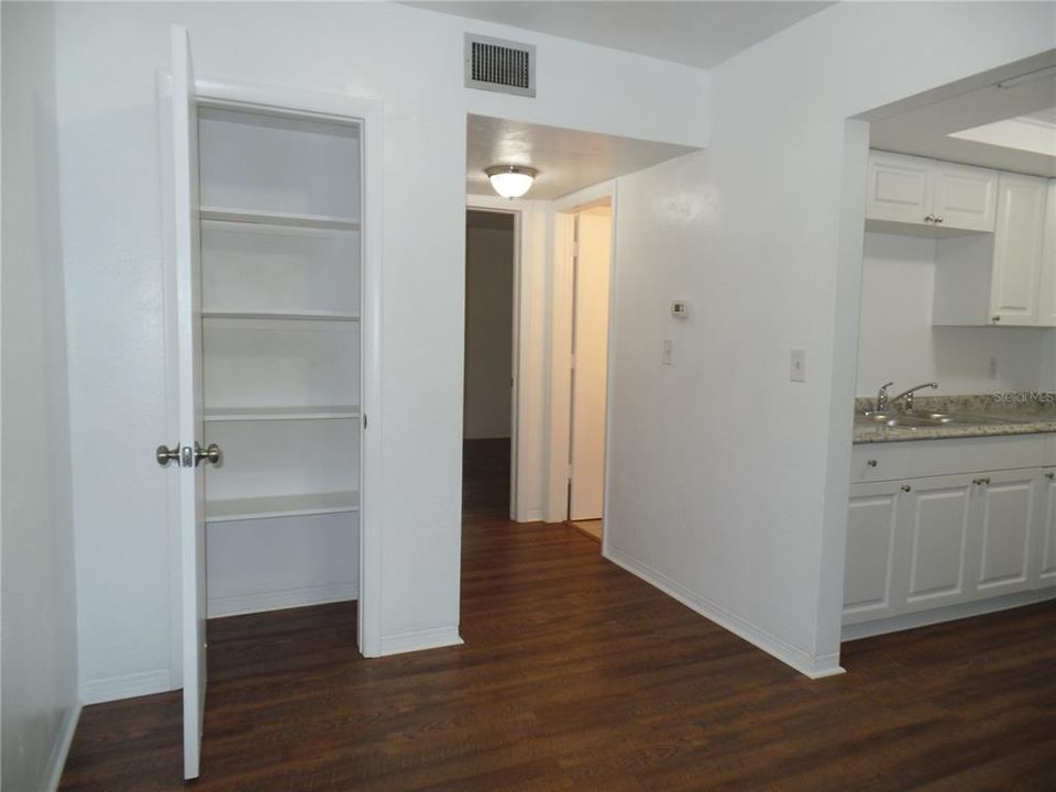For Rent: $1,275 (1 beds, 1 baths, 725 Square Feet)