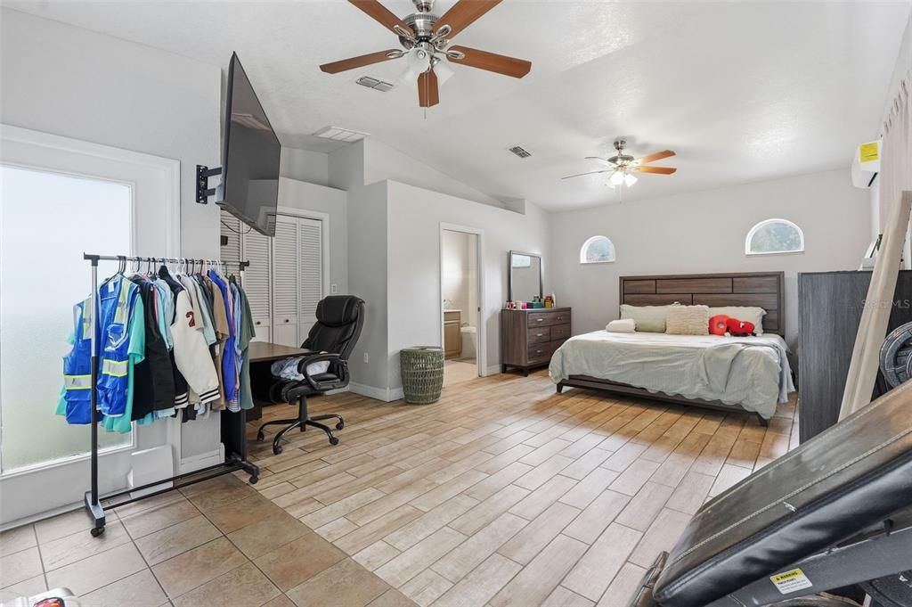 For Sale: $299,000 (3 beds, 2 baths, 1547 Square Feet)