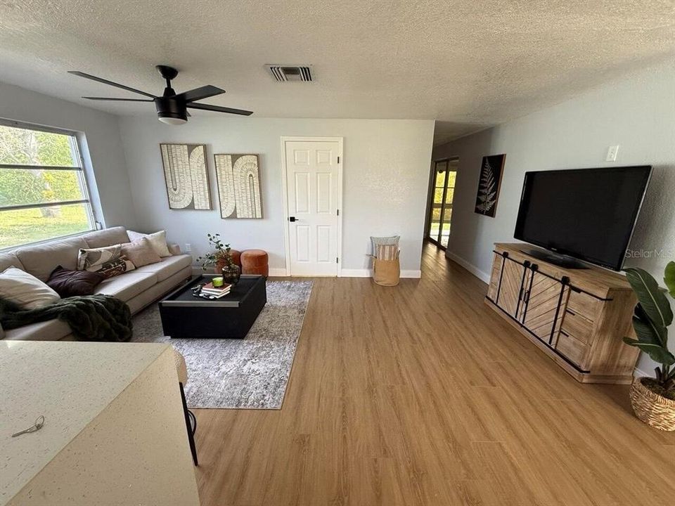 For Sale: $349,900 (3 beds, 2 baths, 1414 Square Feet)