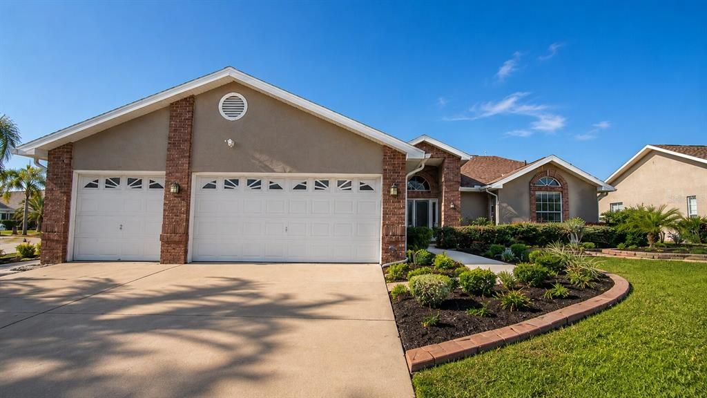 For Sale: $325,000 (3 beds, 3 baths, 2334 Square Feet)