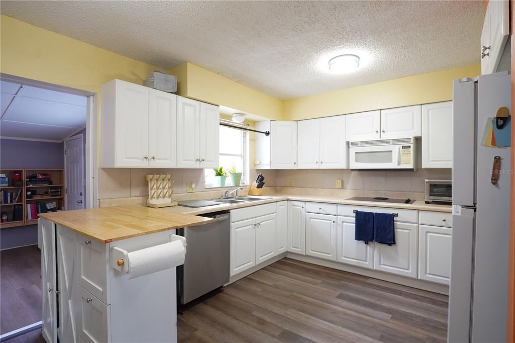 For Sale: $395,000 (2 beds, 1 baths, 1058 Square Feet)