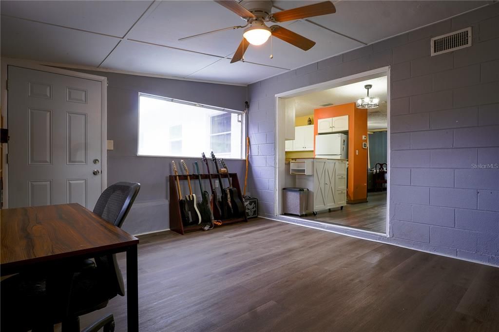 For Sale: $395,000 (2 beds, 1 baths, 1058 Square Feet)