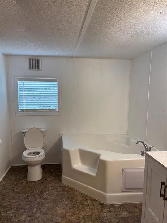 For Sale: $179,900 (3 beds, 2 baths, 1216 Square Feet)