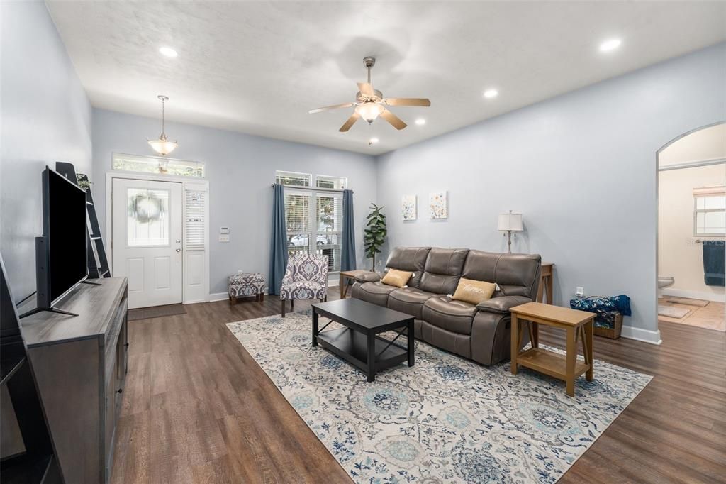 For Sale: $335,000 (3 beds, 2 baths, 1586 Square Feet)