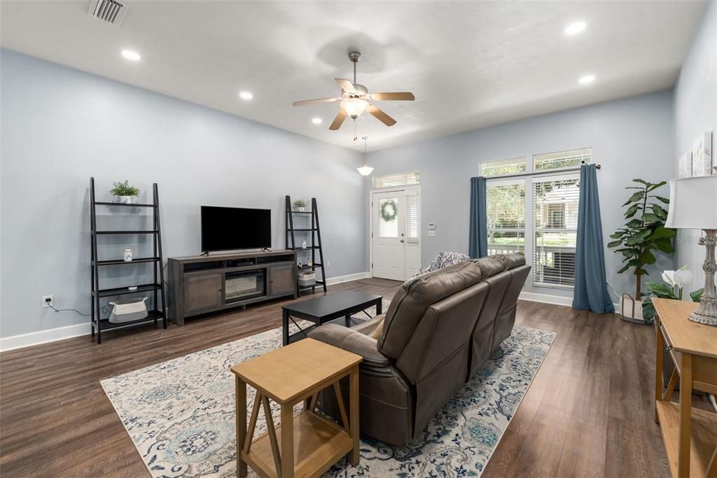 For Sale: $335,000 (3 beds, 2 baths, 1586 Square Feet)